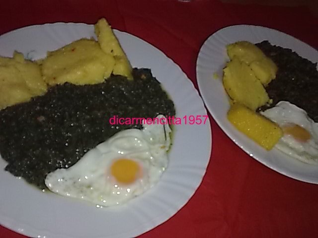 Urzici cu ochiuri si mamaliguta prajita