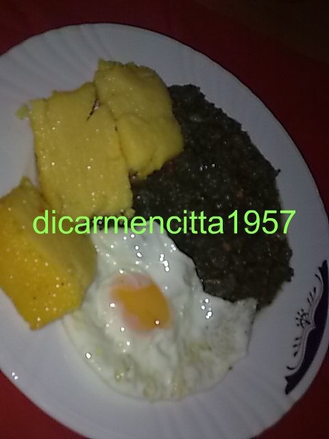 Urzici cu ochiuri si mamaliguta prajita