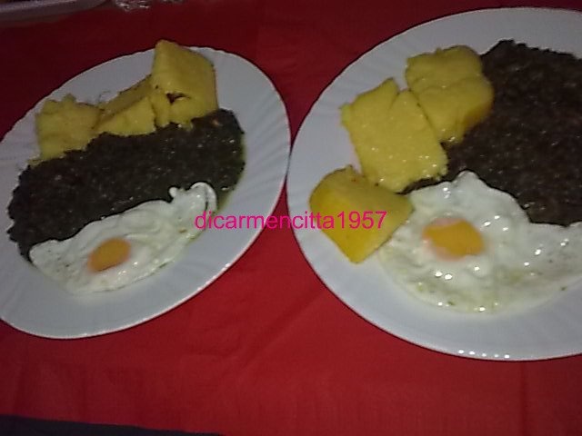 Urzici cu ochiuri si mamaliguta prajita