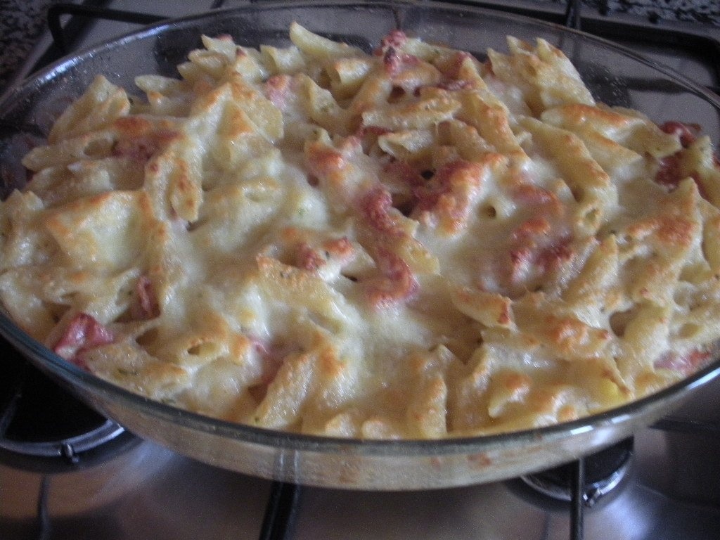 Paste gratinate cu perisoare de carne