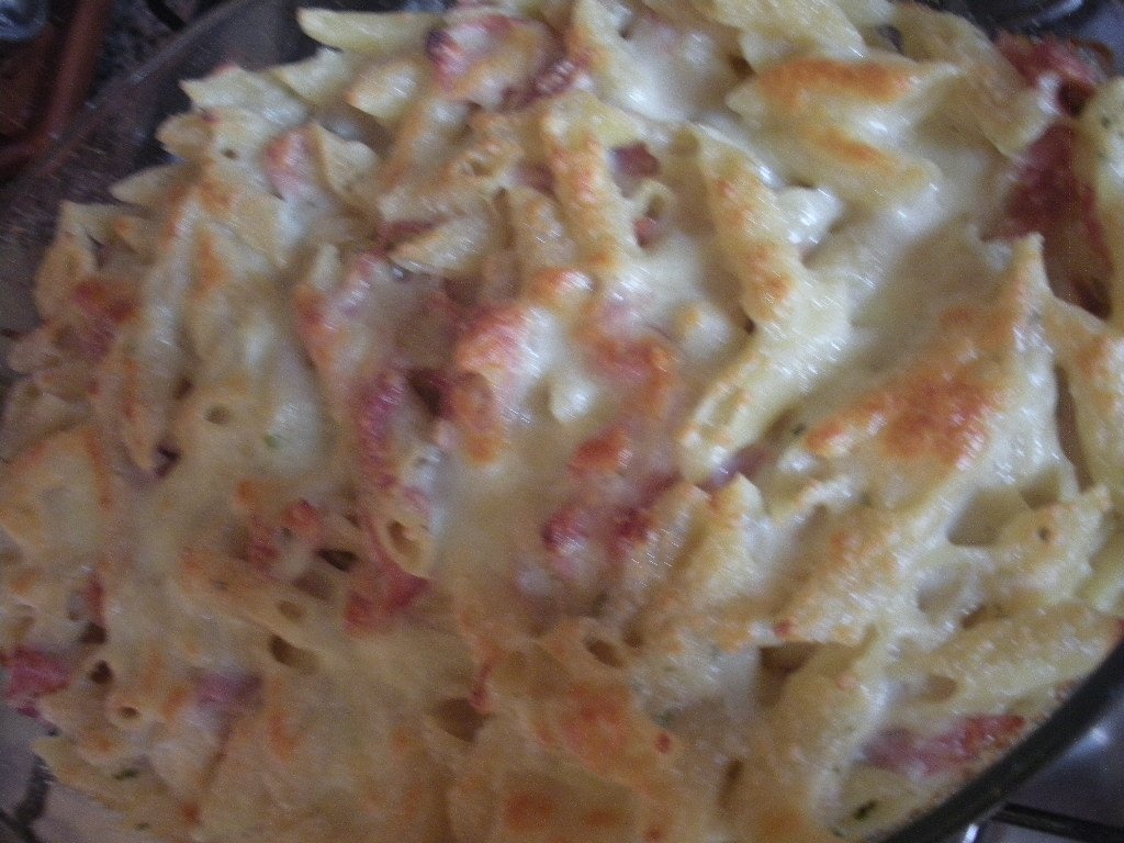 Paste gratinate cu perisoare de carne