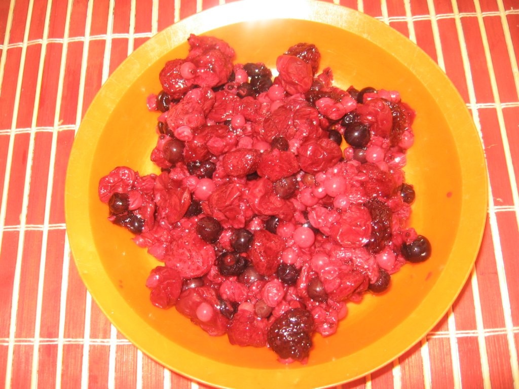 Prajitura cu fructe de padure si crema de vanilie