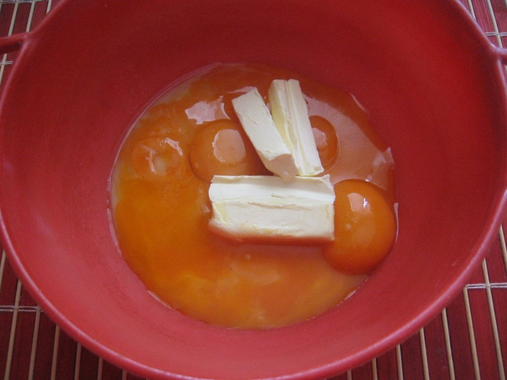 Prajitura cu fructe de padure si crema de vanilie