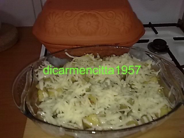 Crap la gratar cu cartofi copti si cascaval ras