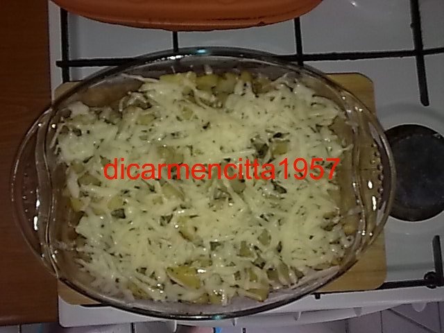 Crap la gratar cu cartofi copti si cascaval ras