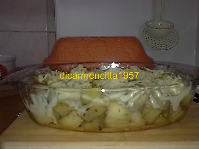 Crap la gratar cu cartofi copti si cascaval ras