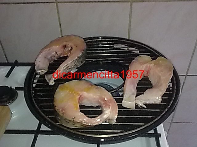 Crap la gratar cu cartofi copti si cascaval ras