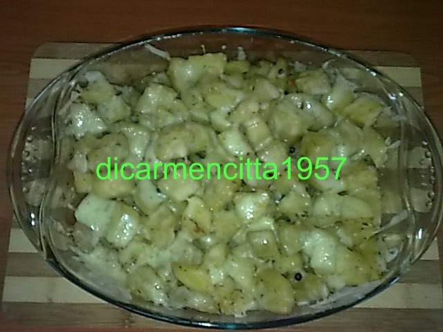Crap la gratar cu cartofi copti si cascaval ras