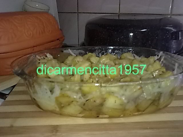 Crap la gratar cu cartofi copti si cascaval ras