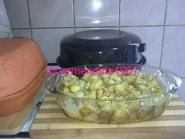 Crap la gratar cu cartofi copti si cascaval ras