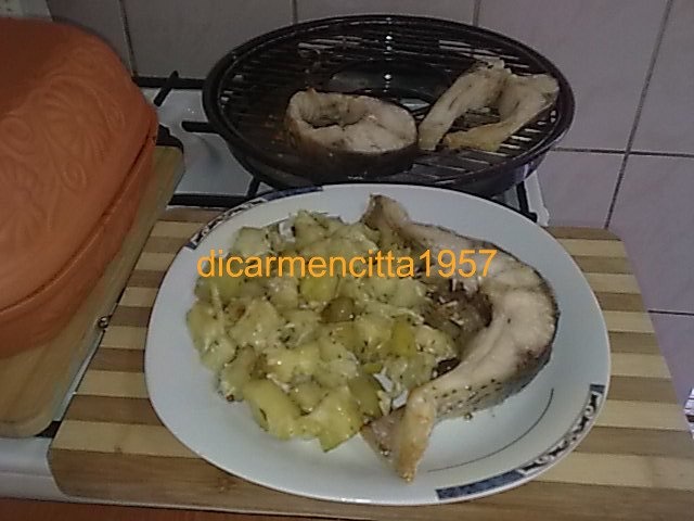 Crap la gratar cu cartofi copti si cascaval ras