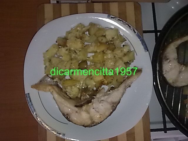 Crap la gratar cu cartofi copti si cascaval ras