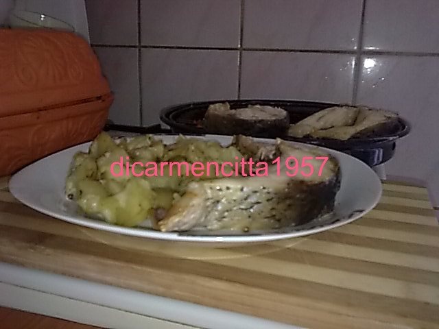 Crap la gratar cu cartofi copti si cascaval ras