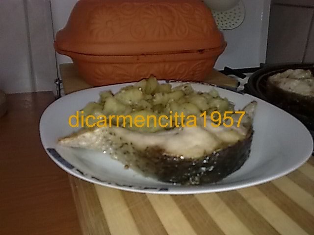 Crap la gratar cu cartofi copti si cascaval ras