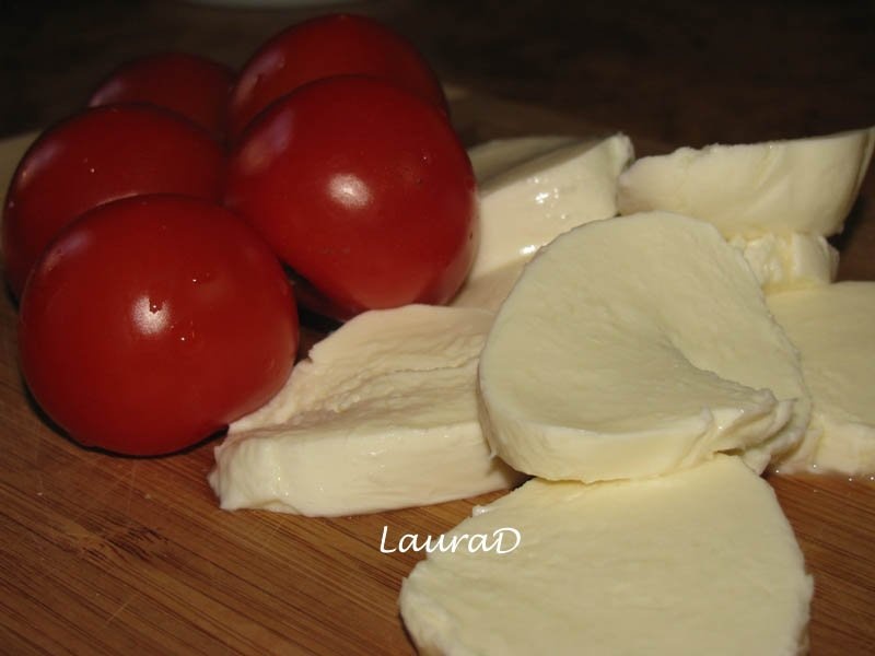 Pizza cu legume de primavera si mozzarella