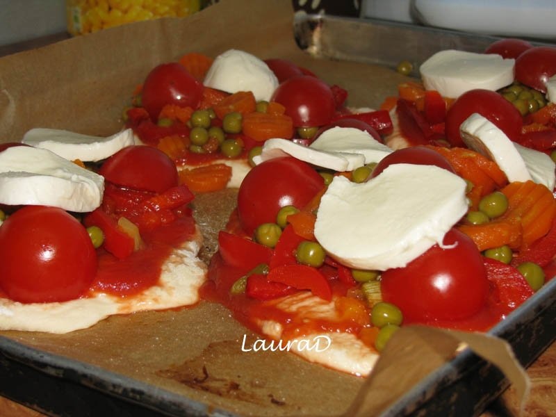 Pizza cu legume de primavera si mozzarella