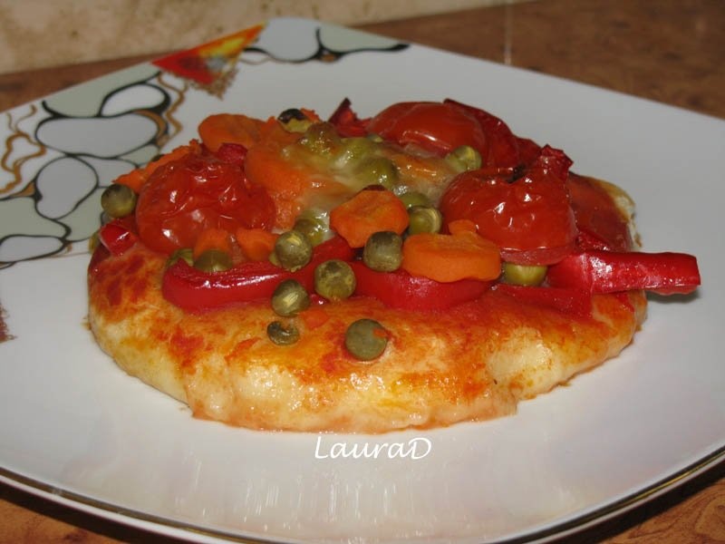 Pizza cu legume de primavera si mozzarella