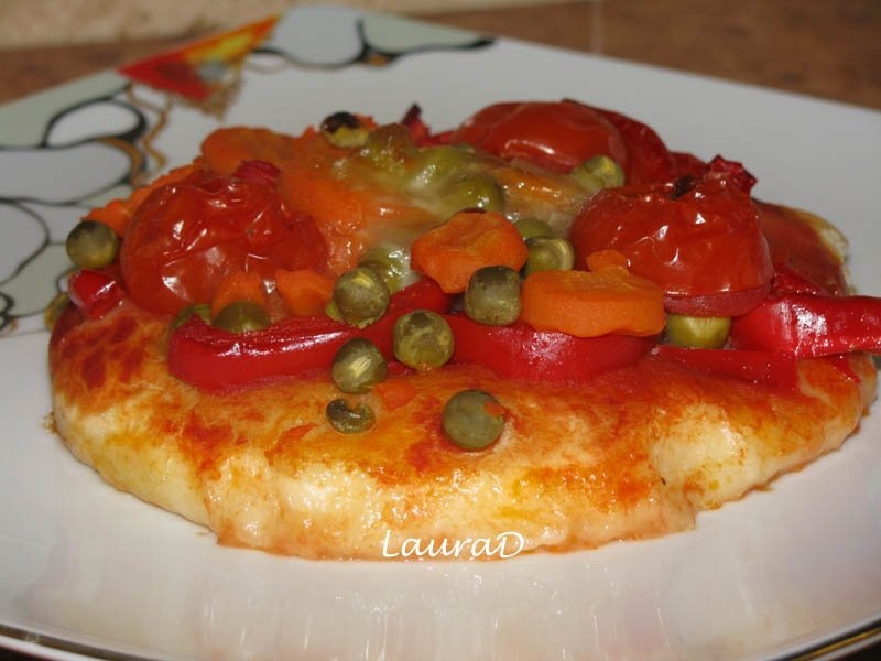 Pizza cu legume de primavera si mozzarella