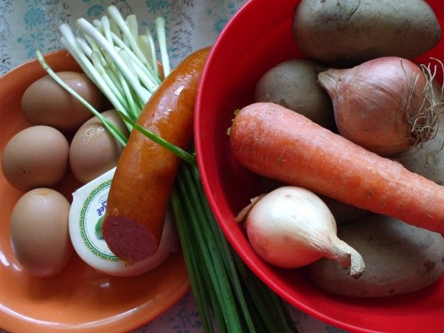 Cartofi cu carnati la cuptor