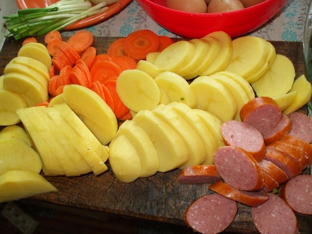 Cartofi cu carnati la cuptor