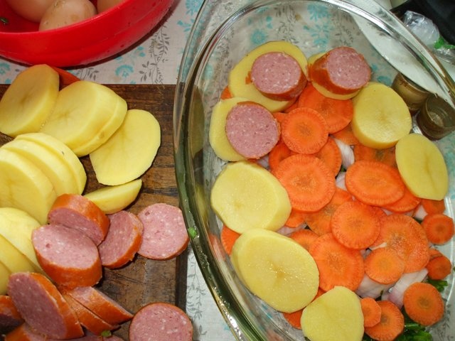 Cartofi cu carnati la cuptor