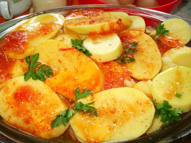 Cartofi cu carnati la cuptor