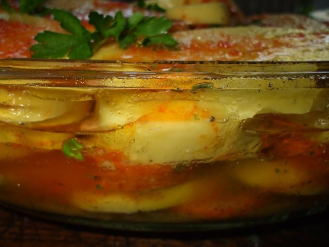 Cartofi cu carnati la cuptor