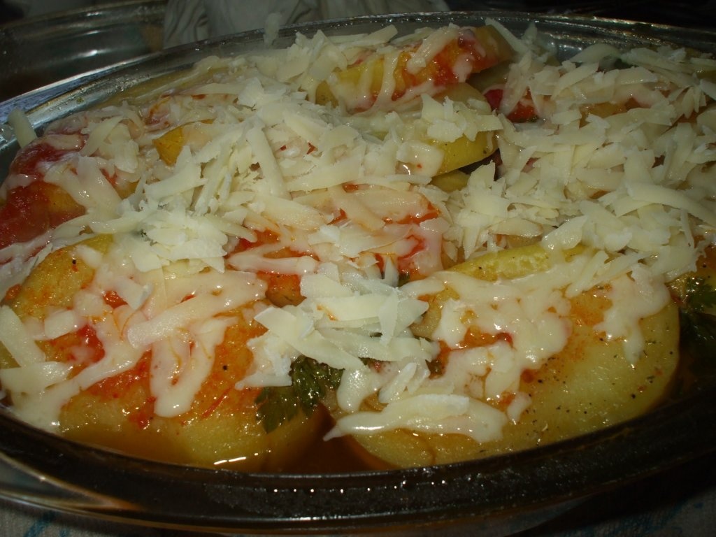 Cartofi cu carnati la cuptor