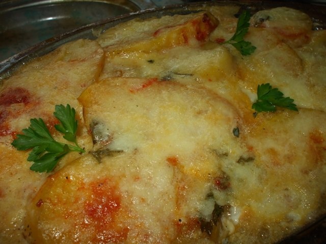 Cartofi cu carnati la cuptor