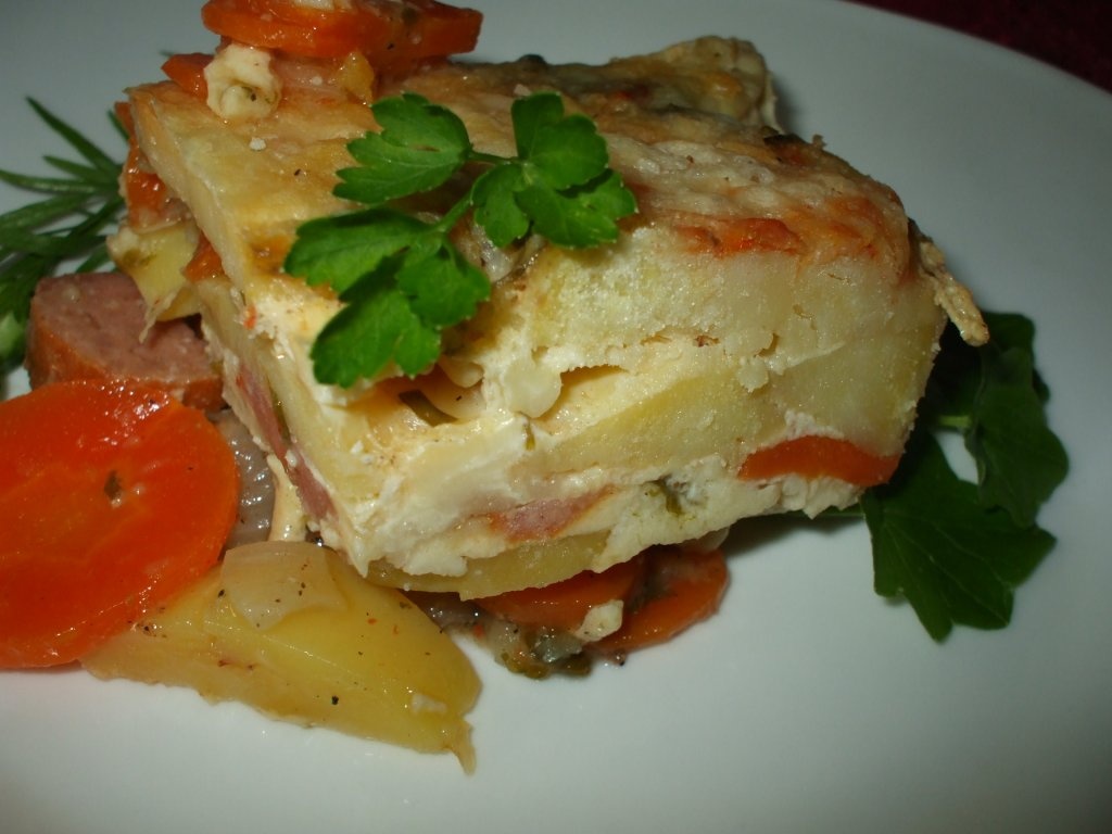 Cartofi cu carnati la cuptor