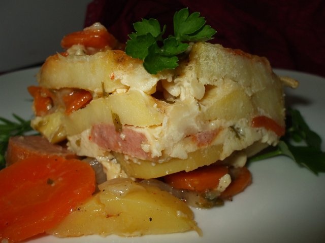 Cartofi cu carnati la cuptor