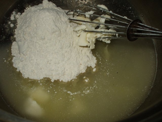 Ciuperci in aluat cu sos de ciuperci