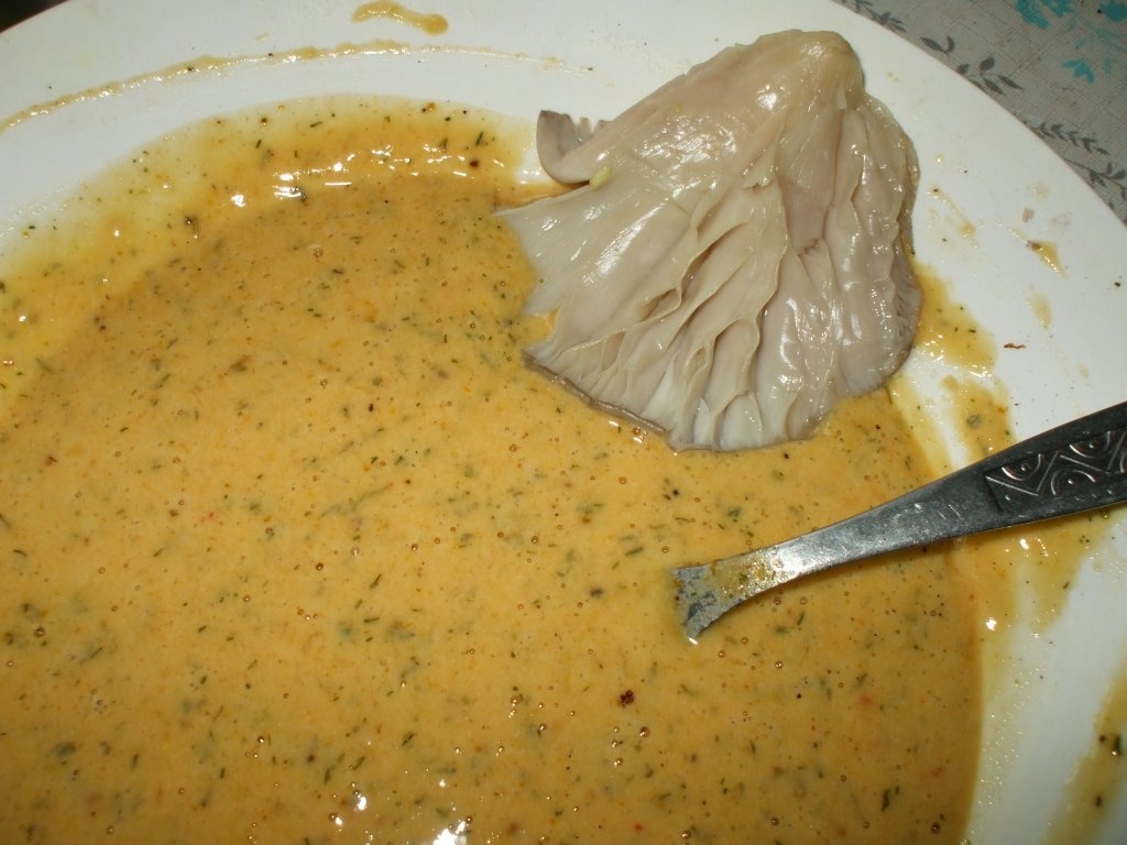 Ciuperci in aluat cu sos de ciuperci