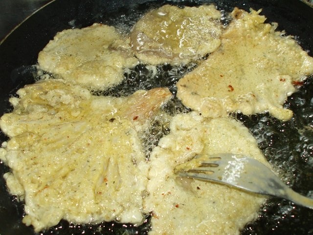 Ciuperci in aluat cu sos de ciuperci