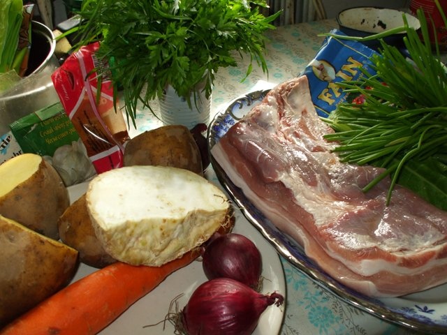 Friptura din piept de porc cu verdeturi si legume la cuptor