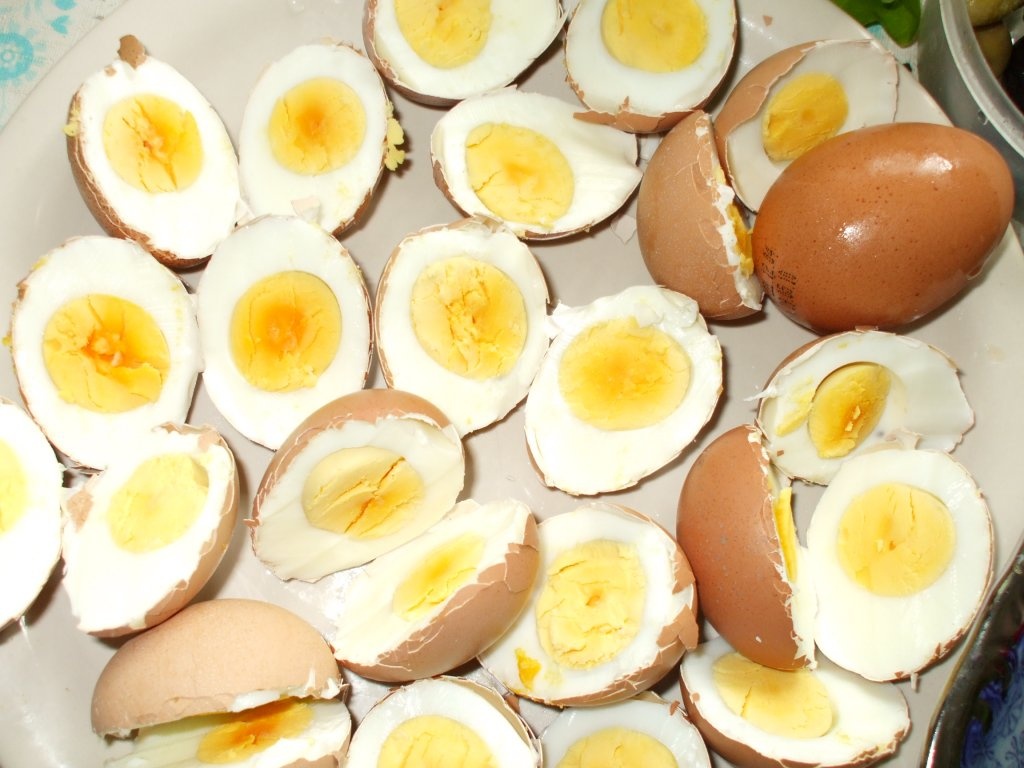 Oua umplute cu sunca si ciuperci