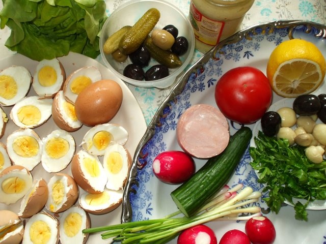 Oua umplute cu sunca si ciuperci