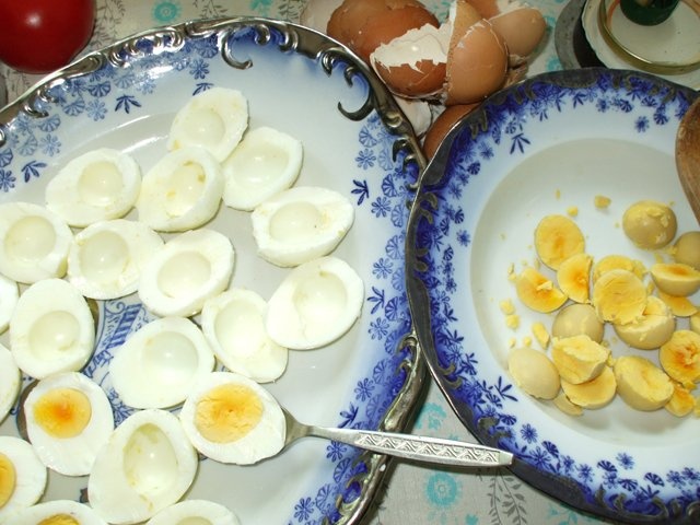 Oua umplute cu sunca si ciuperci