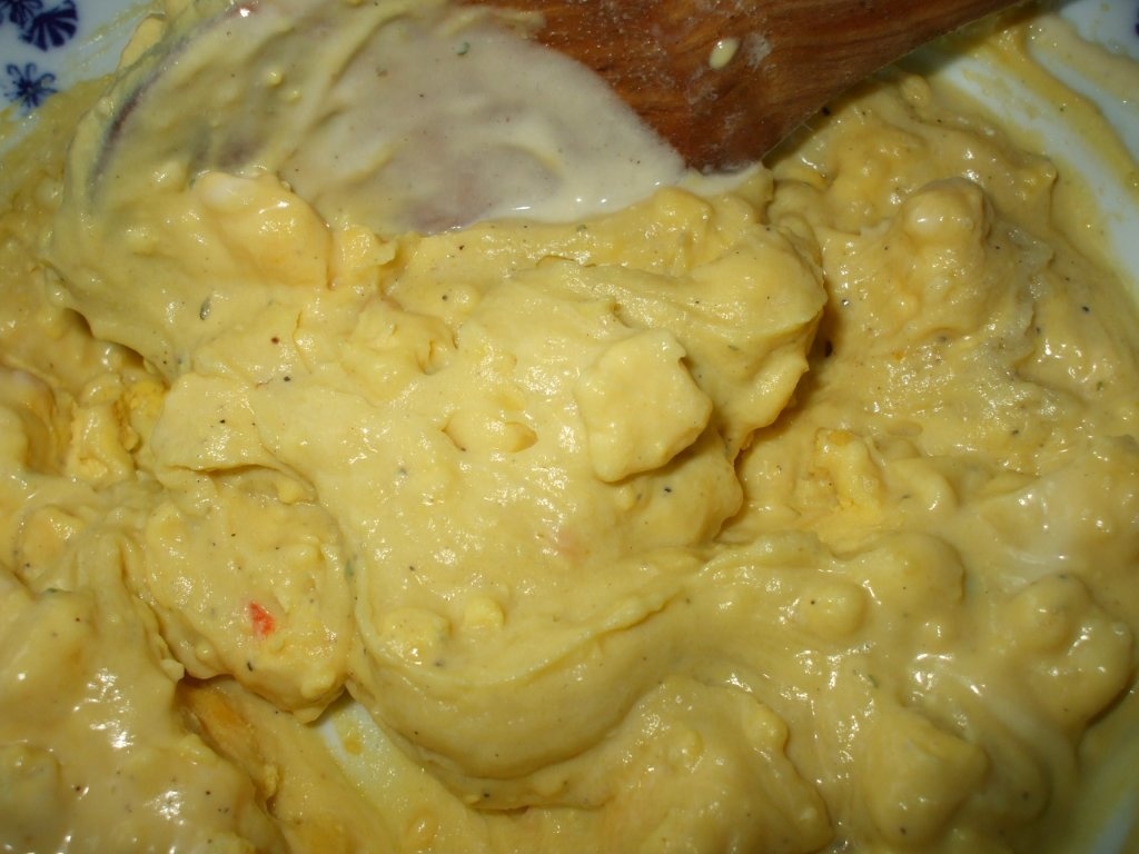 Oua umplute cu sunca si ciuperci