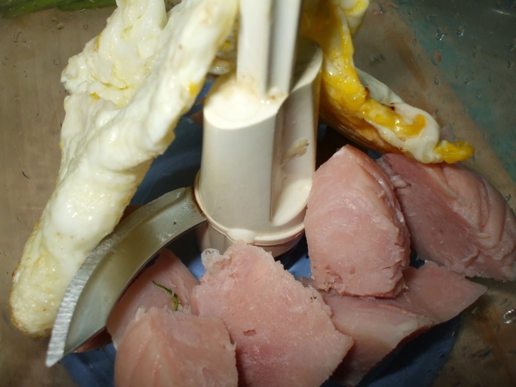 Oua umplute cu sunca si ciuperci