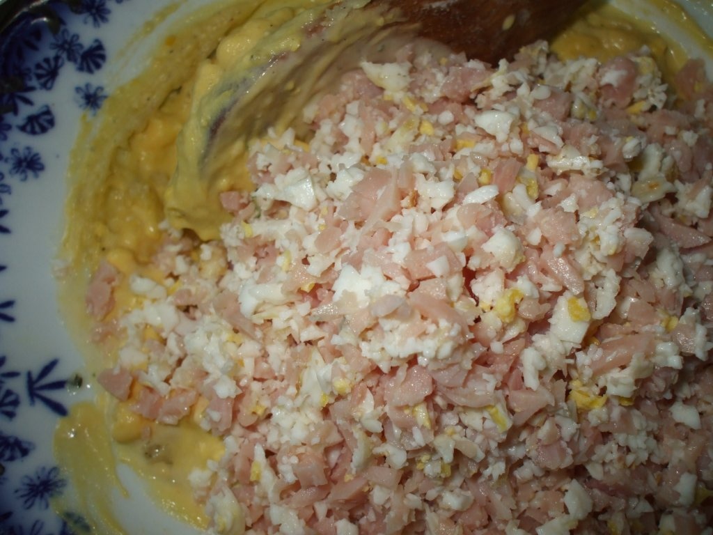 Oua umplute cu sunca si ciuperci