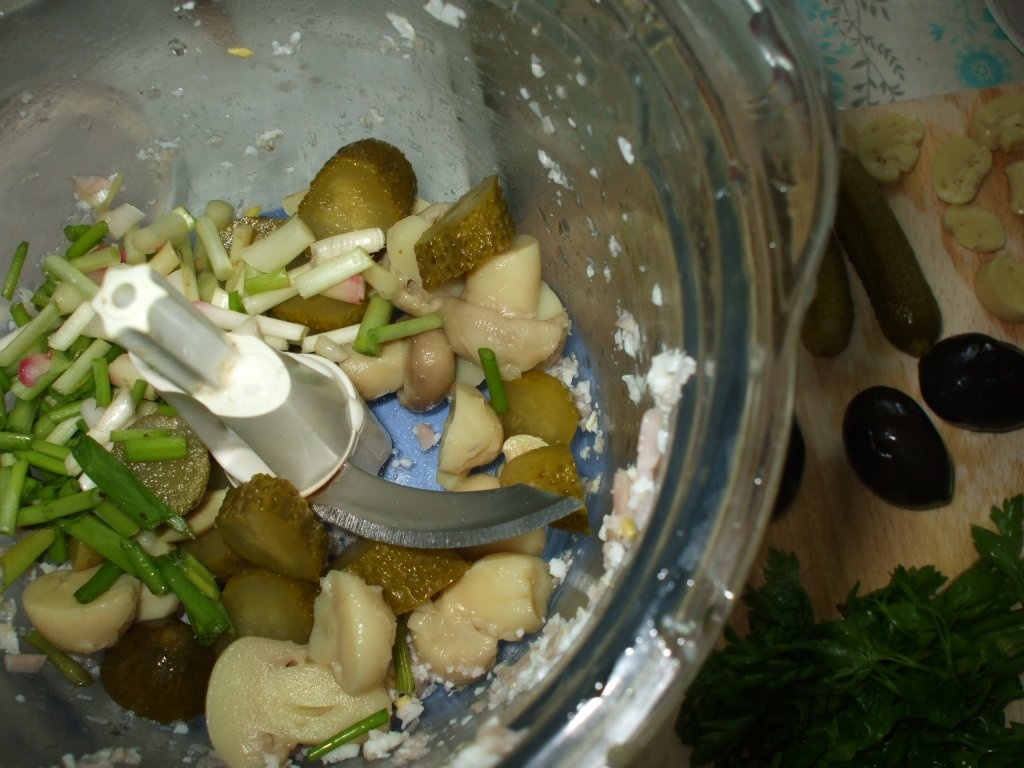 Oua umplute cu sunca si ciuperci