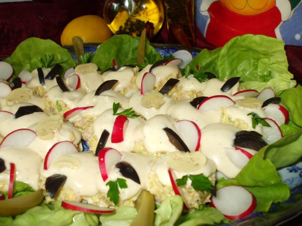 Oua umplute cu sunca si ciuperci