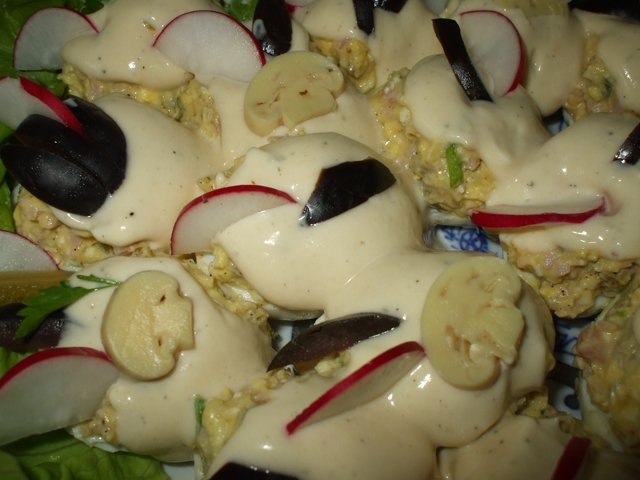 Oua umplute cu sunca si ciuperci