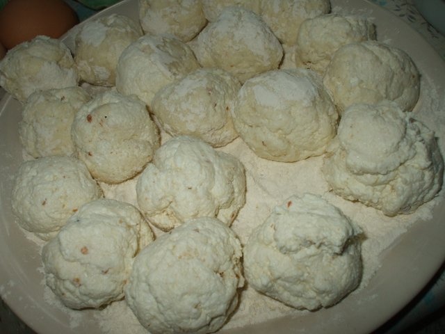 Papanasi fierti cu smantana si dulceata