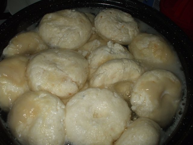 Papanasi fierti cu smantana si dulceata