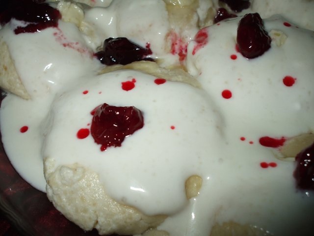 Papanasi fierti cu smantana si dulceata