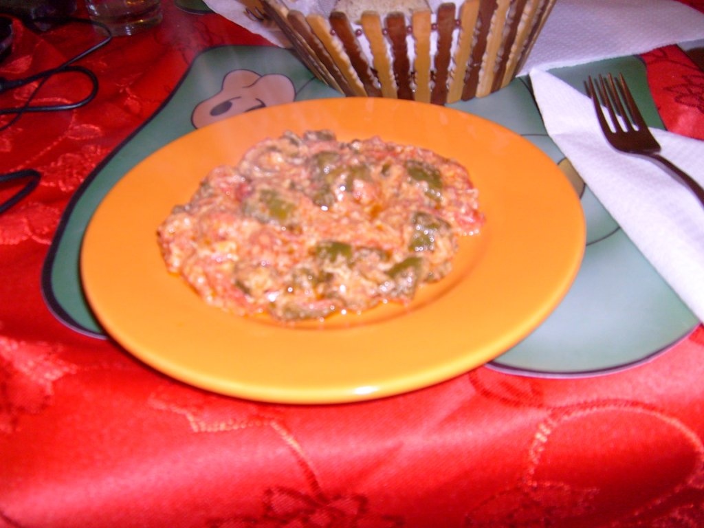 Rosii si ardei cu branza si ou