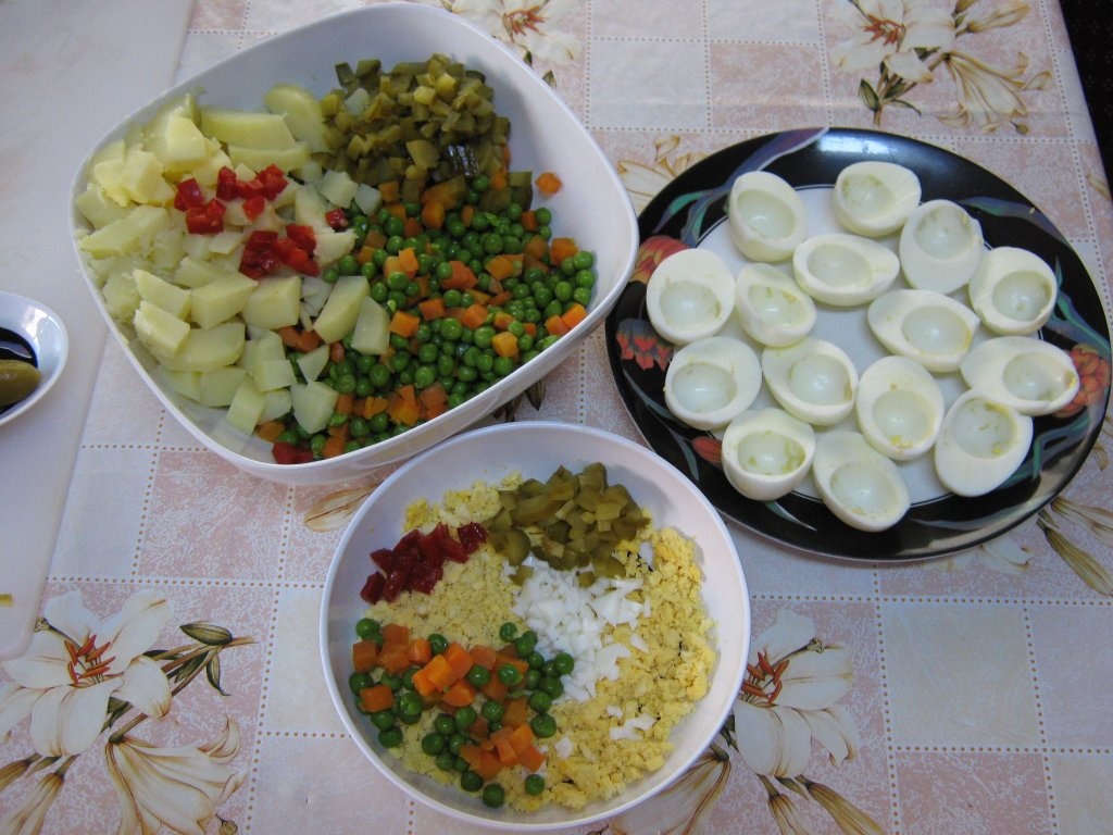 Salata ruseasca si oua umplute