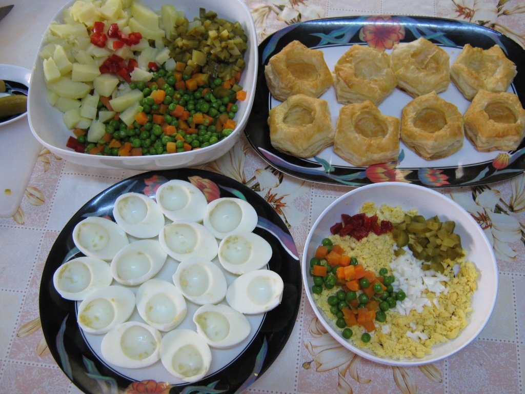 Salata ruseasca si oua umplute